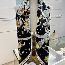 Dior 印花方巾 90 厘米白色桑蚕丝斜纹面料多色 十二星座系列图案 这款方巾饰以 十二星座系列 图案,呈现柔和的水彩 Dior 印花方巾 90 厘米白色桑蚕丝斜纹面料多色 十二星座系列图案 这款方巾饰以 十二星座系列 图案,呈现柔和的水彩