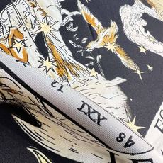 Dior 印花方巾 90 厘米白色桑蚕丝斜纹面料多色 十二星座系列图案 这款方巾饰以 十二星座系列 图案,呈现柔和的水彩 Dior 印花方巾 90 厘米白色桑蚕丝斜纹面料多色 十二星座系列图案 这款方巾饰以 十二星座系列 图案,呈现柔和的水彩