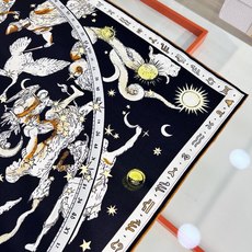 Dior 印花方巾 90 厘米白色桑蚕丝斜纹面料多色 十二星座系列图案 这款方巾饰以 十二星座系列 图案,呈现柔和的水彩 Dior 印花方巾 90 厘米白色桑蚕丝斜纹面料多色 十二星座系列图案 这款方巾饰以 十二星座系列 图案,呈现柔和的水彩