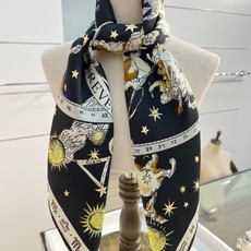 Dior 印花方巾 90 厘米白色桑蚕丝斜纹面料多色 十二星座系列图案 这款方巾饰以 十二星座系列 图案,呈现柔和的水彩 Dior 印花方巾 90 厘米白色桑蚕丝斜纹面料多色 十二星座系列图案 这款方巾饰以 十二星座系列 图案,呈现柔和的水彩