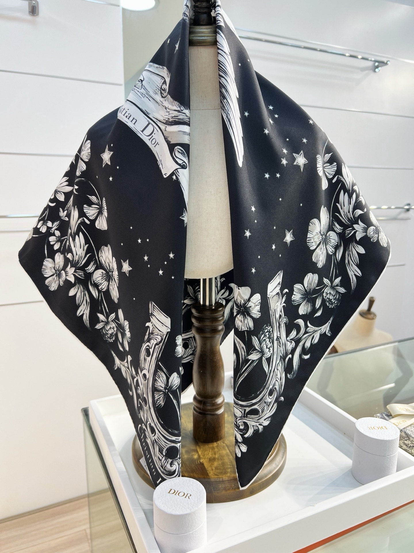 Dior 90双面18mm真丝印花方巾 这款方巾以 Dior Star 图案呈现 Dior 的幸运星，通过该系列的精美花