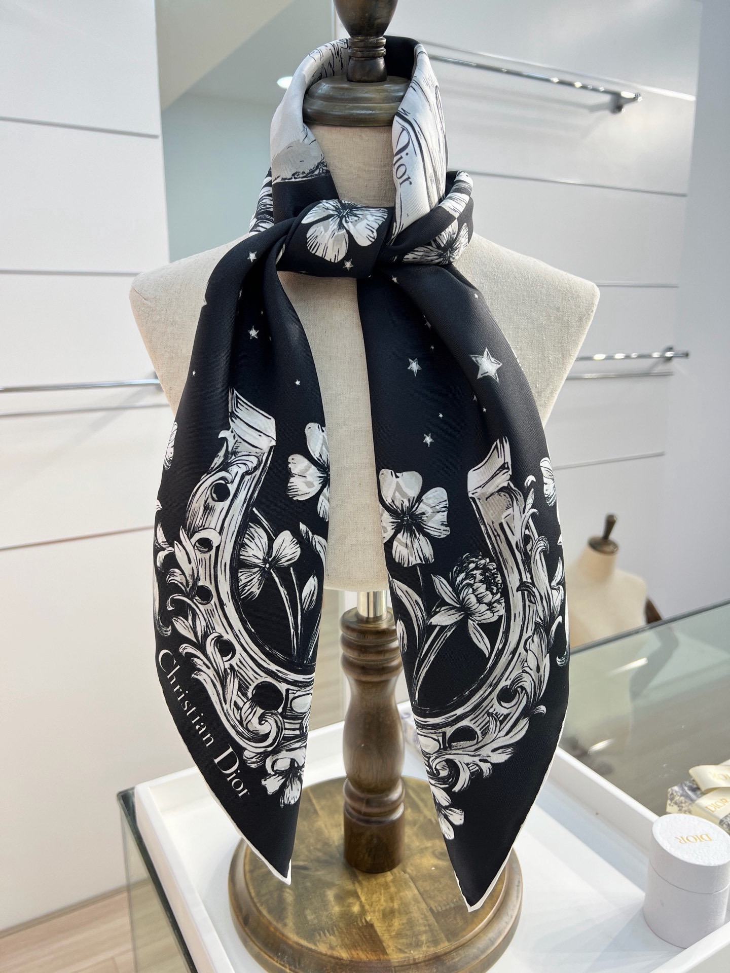 Dior 90双面18mm真丝印花方巾 这款方巾以 Dior Star 图案呈现 Dior 的幸运星，通过该系列的精美花