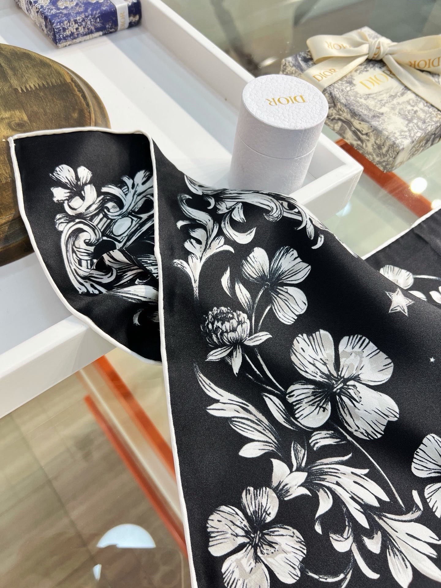Dior 90双面18mm真丝印花方巾 这款方巾以 Dior Star 图案呈现 Dior 的幸运星，通过该系列的精美花