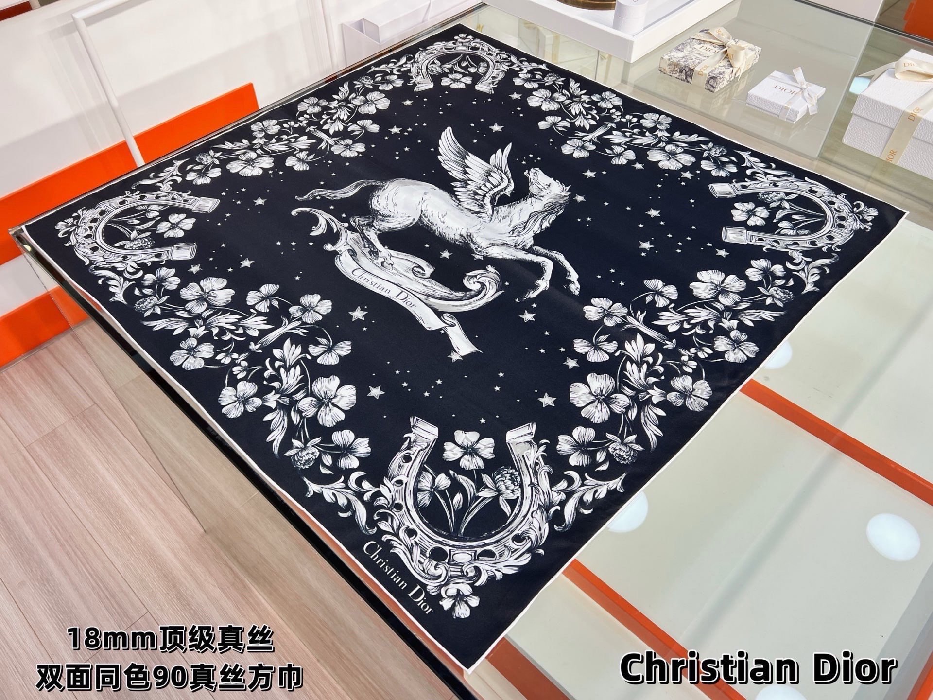 Dior 90双面18mm真丝印花方巾 这款方巾以 Dior Star 图案呈现 Dior 的幸运星,通过该系列的精美花 Dior 90双面18mm真丝印花方巾 这款方巾以 Dior Star 图案呈现 Dior 的幸运星,通过该系列的精美花