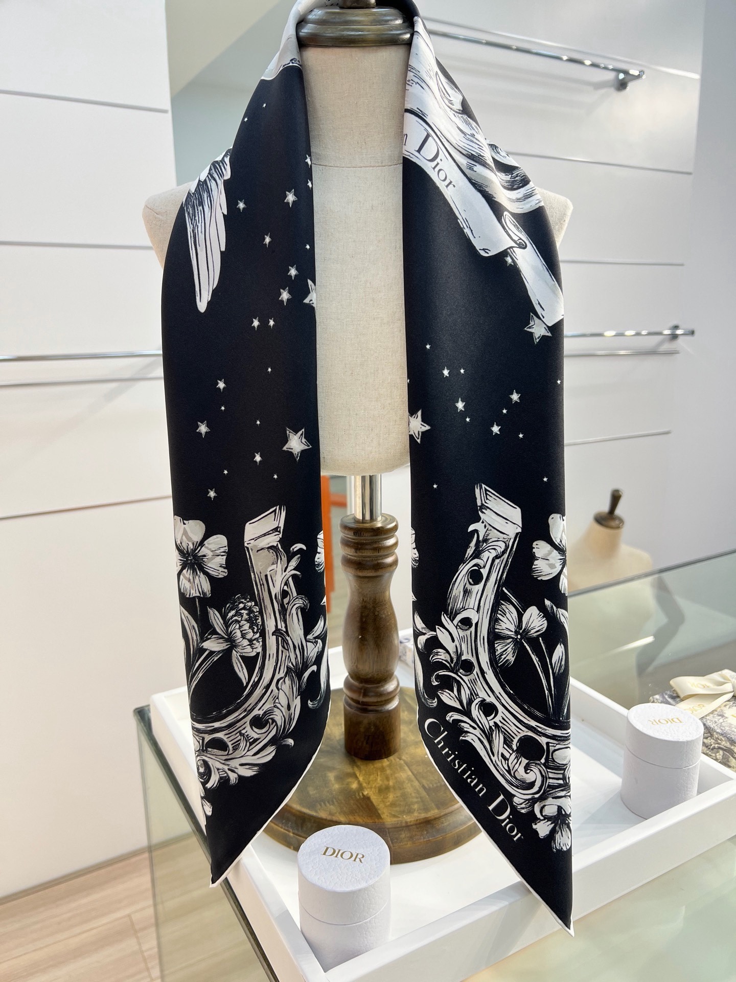 Dior 90双面18mm真丝印花方巾 这款方巾以 Dior Star 图案呈现 Dior 的幸运星，通过该系列的精美花