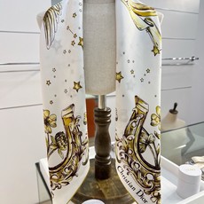 Dior 90双面18mm真丝印花方巾 这款方巾以 Dior Star 图案呈现 Dior 的幸运星,通过该系列的精美花 Dior 90双面18mm真丝印花方巾 这款方巾以 Dior Star 图案呈现 Dior 的幸运星,通过该系列的精美花