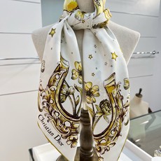 Dior 90双面18mm真丝印花方巾 这款方巾以 Dior Star 图案呈现 Dior 的幸运星,通过该系列的精美花 Dior 90双面18mm真丝印花方巾 这款方巾以 Dior Star 图案呈现 Dior 的幸运星,通过该系列的精美花