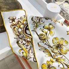 Dior 90双面18mm真丝印花方巾 这款方巾以 Dior Star 图案呈现 Dior 的幸运星,通过该系列的精美花 Dior 90双面18mm真丝印花方巾 这款方巾以 Dior Star 图案呈现 Dior 的幸运星,通过该系列的精美花