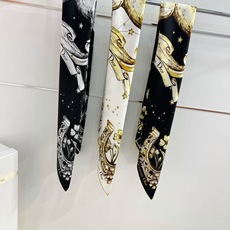 Dior 90双面18mm真丝印花方巾 这款方巾以 Dior Star 图案呈现 Dior 的幸运星,通过该系列的精美花 Dior 90双面18mm真丝印花方巾 这款方巾以 Dior Star 图案呈现 Dior 的幸运星,通过该系列的精美花