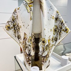 Dior 90双面18mm真丝印花方巾 这款方巾以 Dior Star 图案呈现 Dior 的幸运星,通过该系列的精美花 Dior 90双面18mm真丝印花方巾 这款方巾以 Dior Star 图案呈现 Dior 的幸运星,通过该系列的精美花