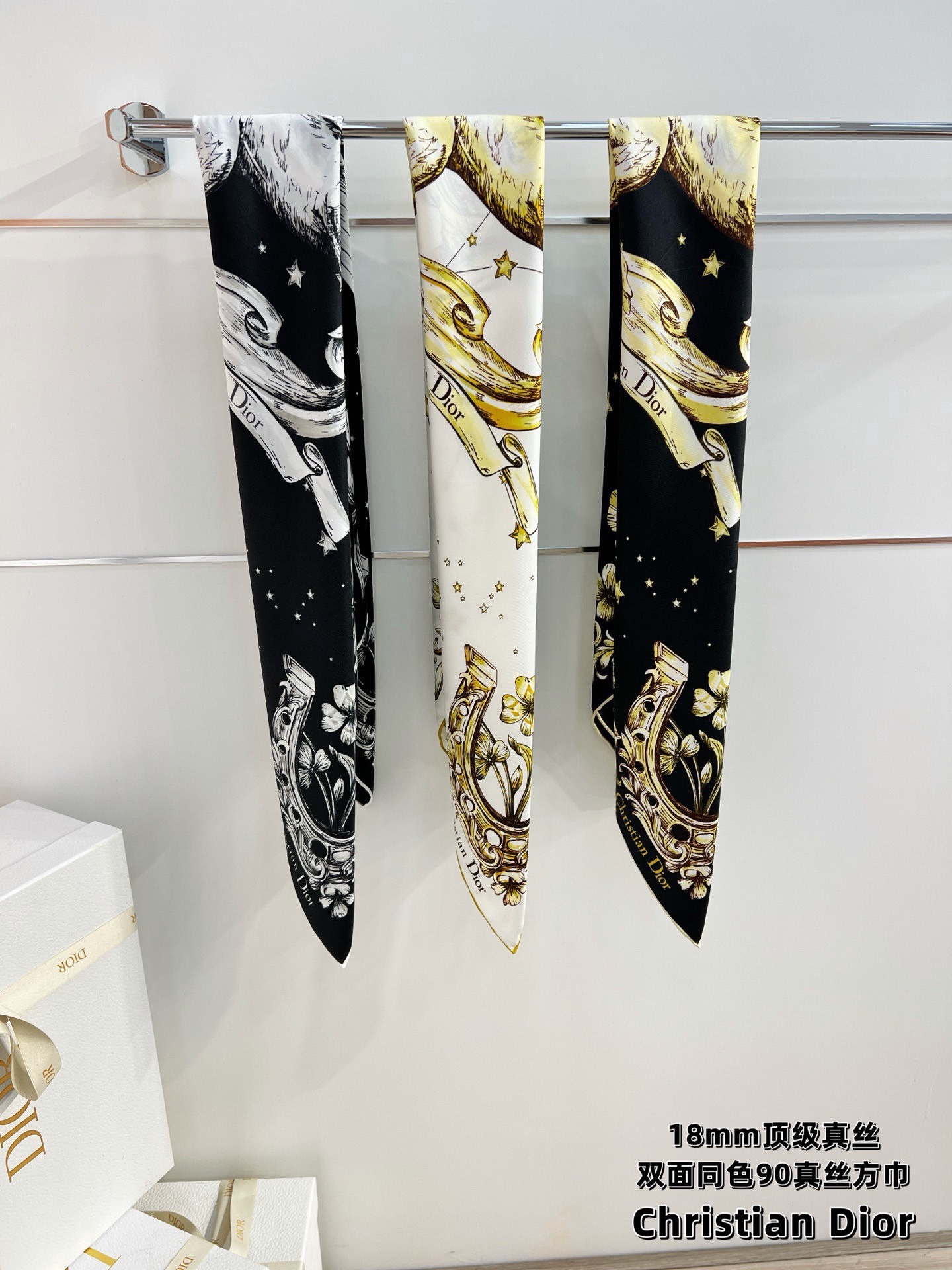 Dior 90双面18mm真丝印花方巾 这款方巾以 Dior Star 图案呈现 Dior 的幸运星，通过该系列的精美花