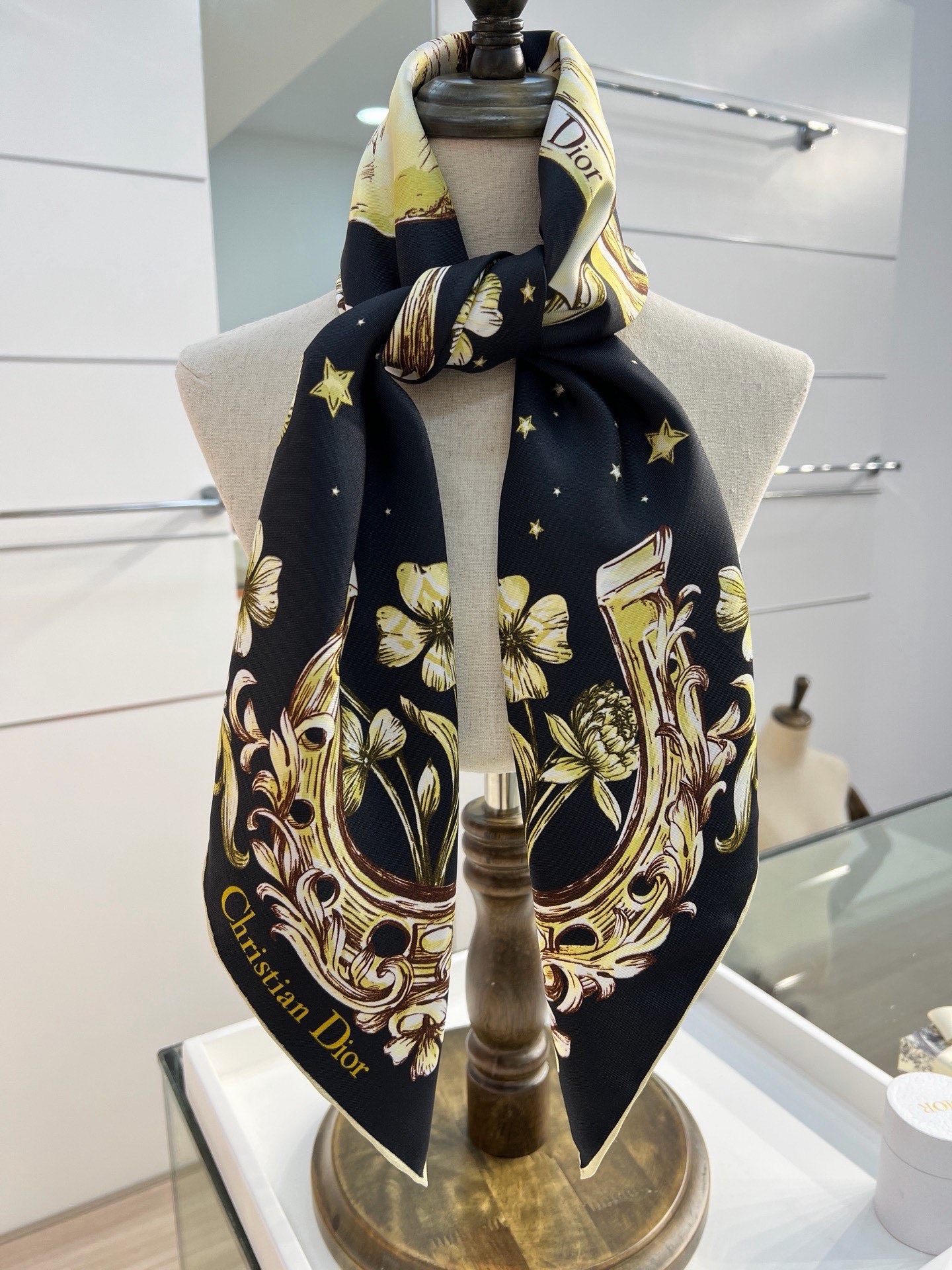 Dior 90双面18mm真丝印花方巾 这款方巾以 Dior Star 图案呈现 Dior 的幸运星，通过该系列的精美花