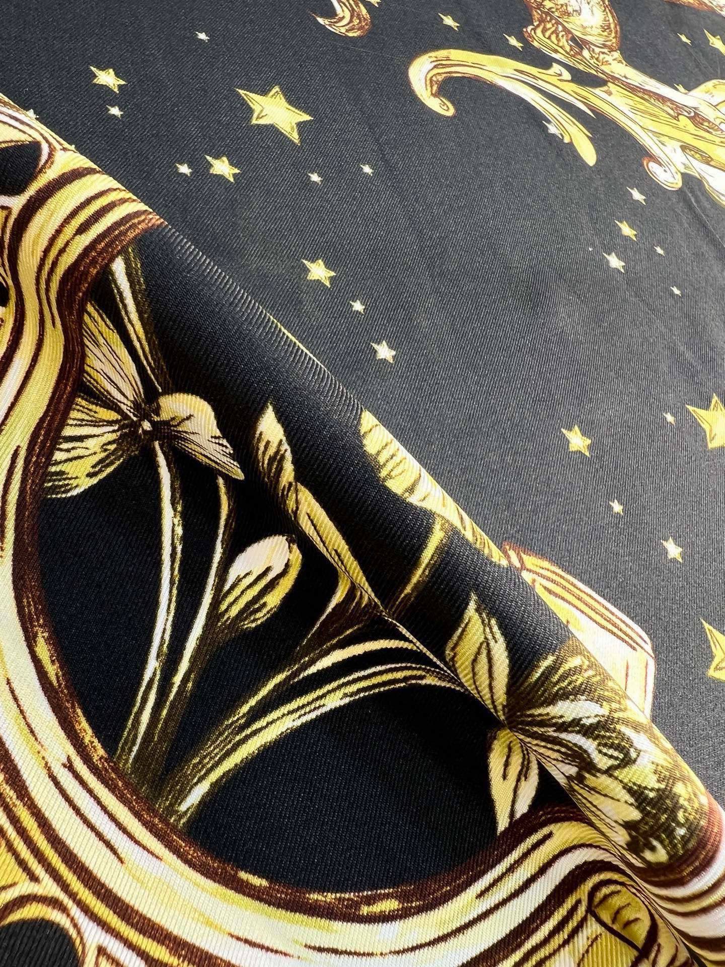 Dior 90双面18mm真丝印花方巾 这款方巾以 Dior Star 图案呈现 Dior 的幸运星，通过该系列的精美花