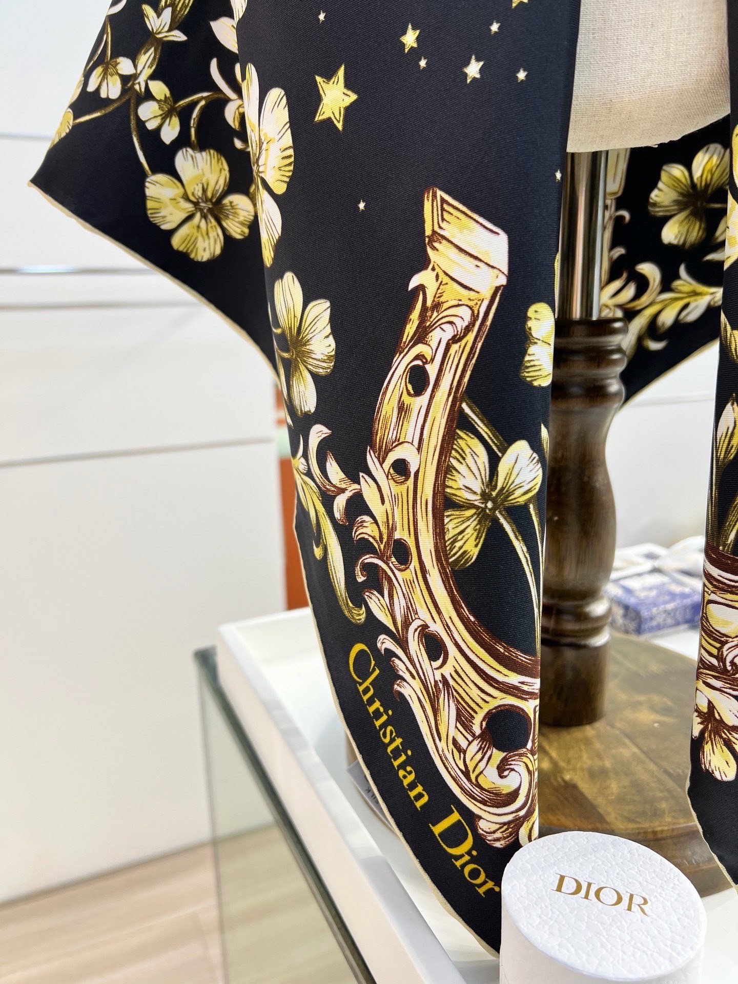 Dior 90双面18mm真丝印花方巾 这款方巾以 Dior Star 图案呈现 Dior 的幸运星，通过该系列的精美花
