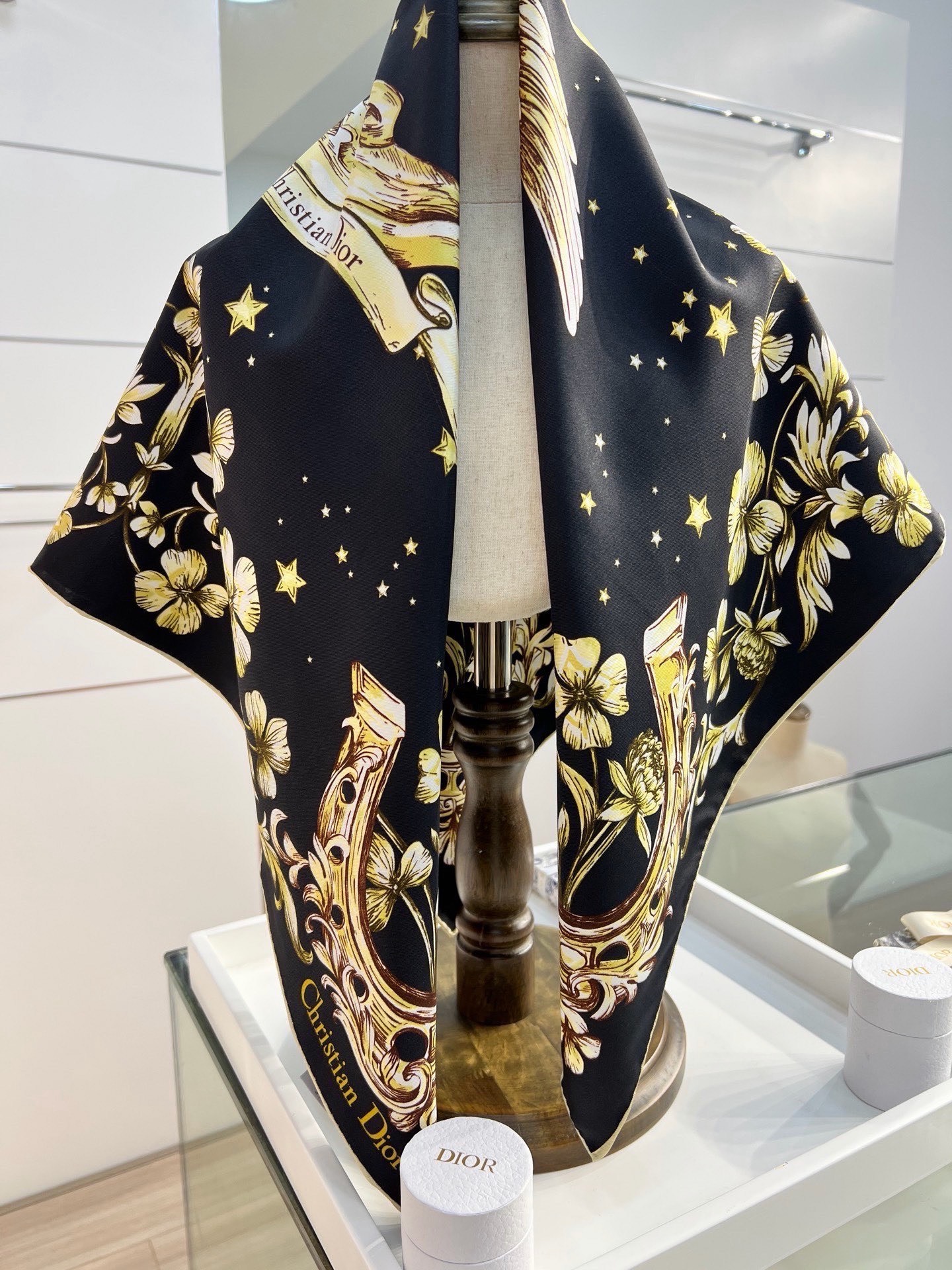 Dior 90双面18mm真丝印花方巾 这款方巾以 Dior Star 图案呈现 Dior 的幸运星，通过该系列的精美花