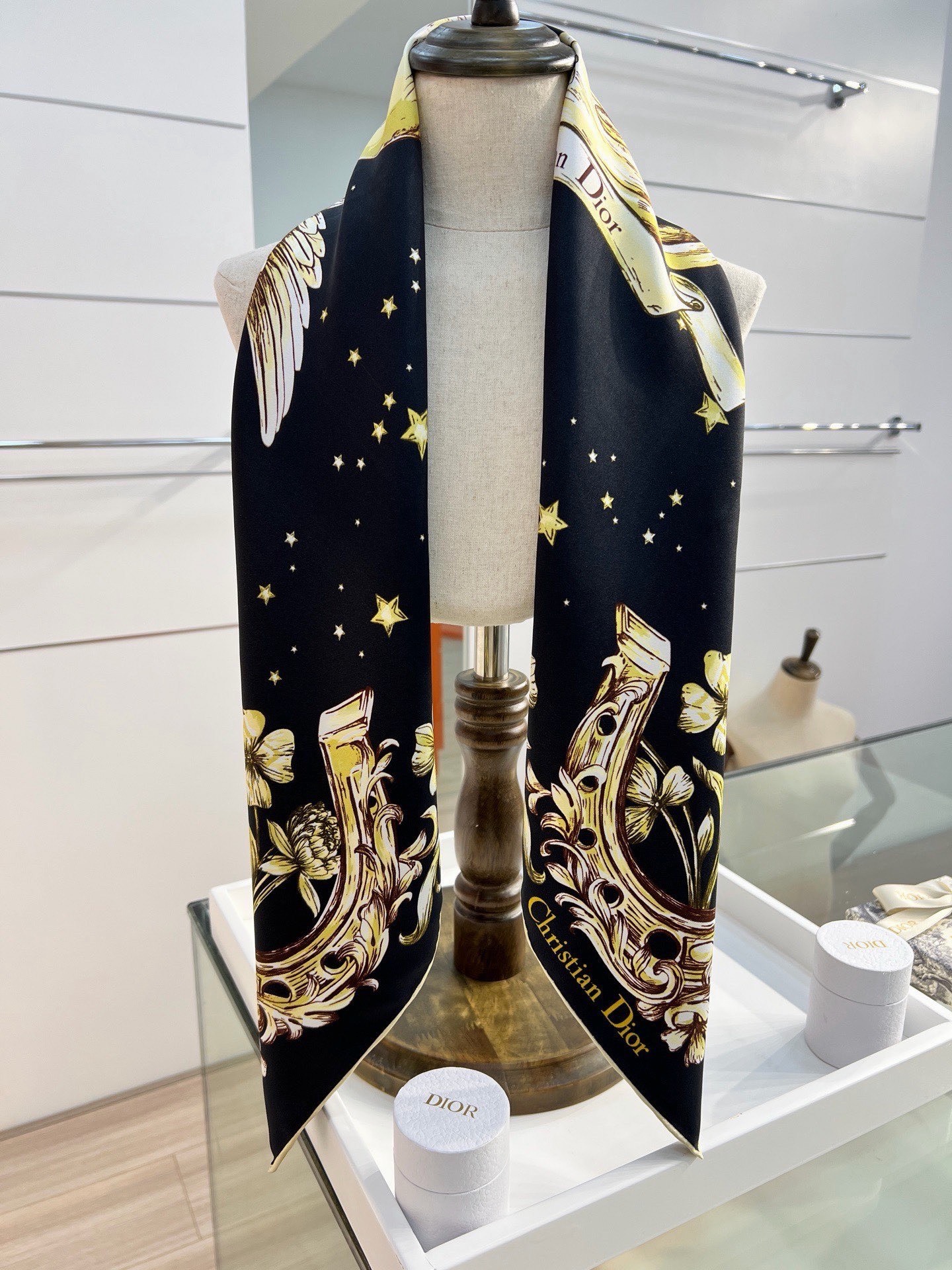 Dior 90双面18mm真丝印花方巾 这款方巾以 Dior Star 图案呈现 Dior 的幸运星，通过该系列的精美花