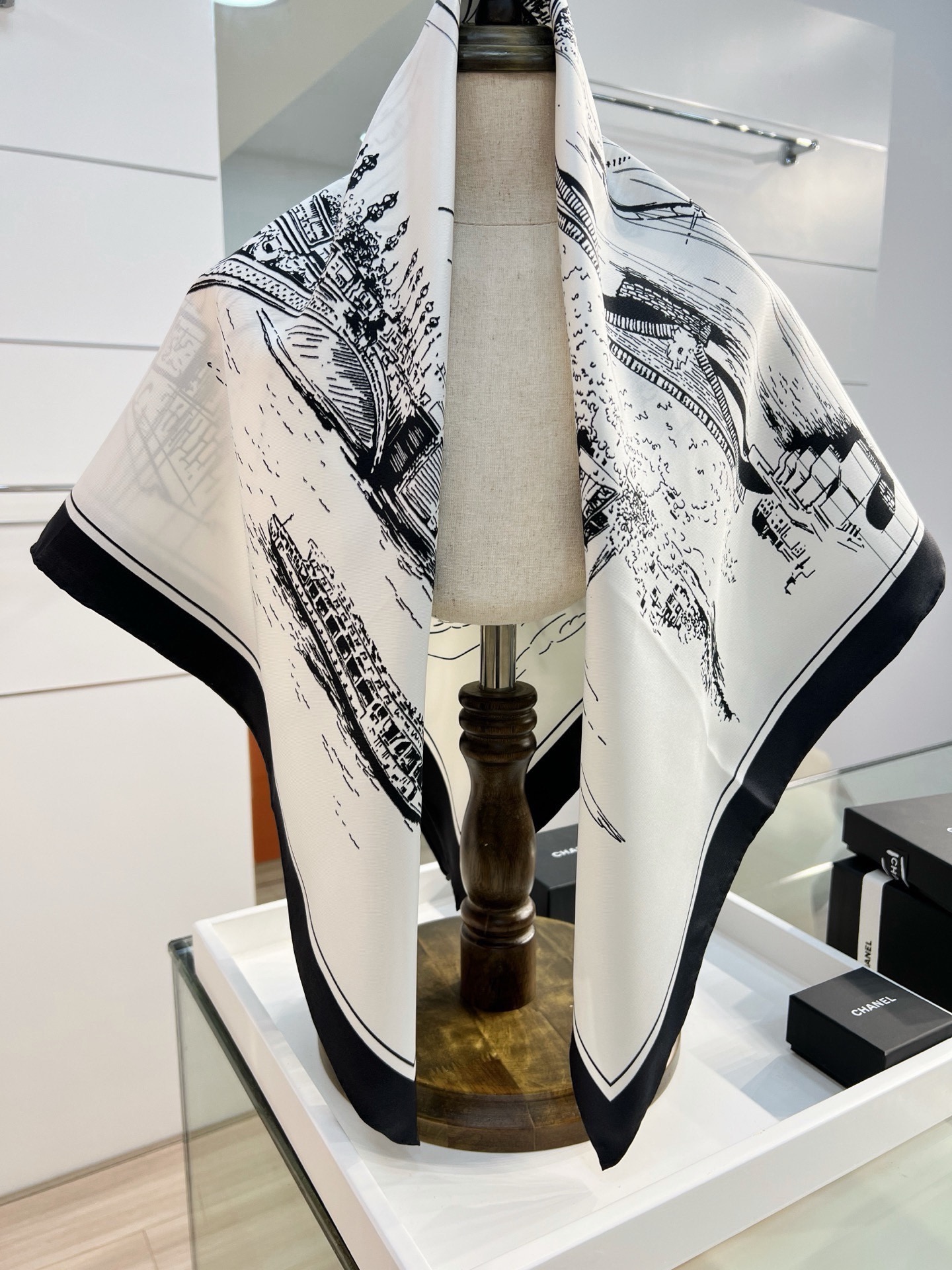 Dior 印花方巾 90 厘米白色桑蚕丝斜纹面料多色 十二星座系列图案 这款方巾饰以 十二星座系列 图案，呈现柔和的水彩