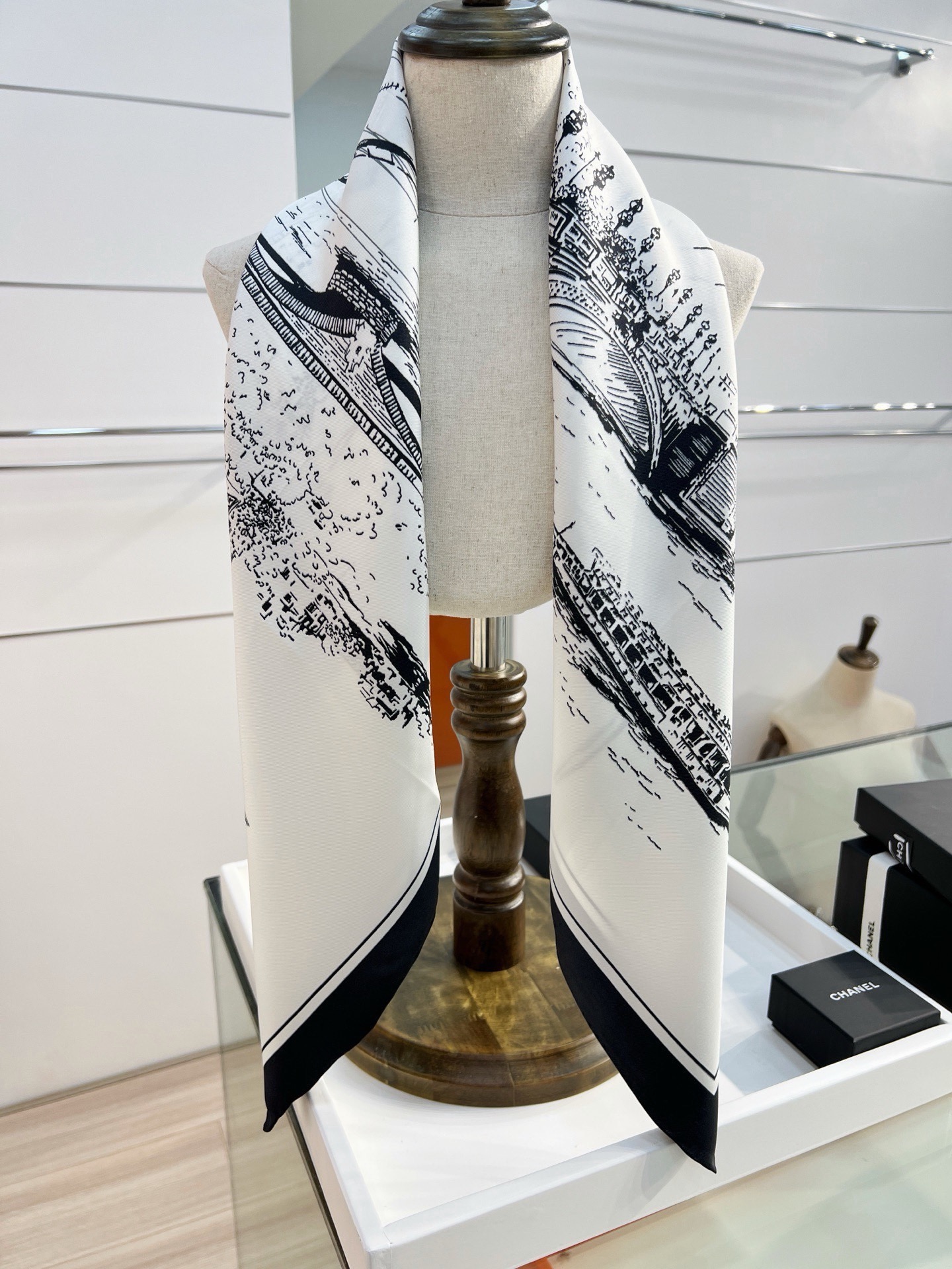 Dior 印花方巾 90 厘米白色桑蚕丝斜纹面料多色 十二星座系列图案 这款方巾饰以 十二星座系列 图案，呈现柔和的水彩