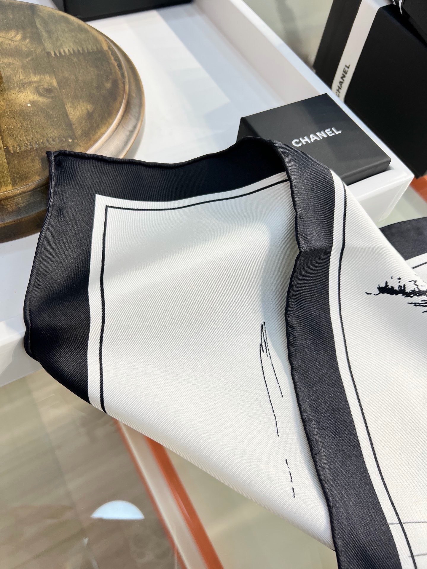 Dior 印花方巾 90 厘米白色桑蚕丝斜纹面料多色 十二星座系列图案 这款方巾饰以 十二星座系列 图案，呈现柔和的水彩
