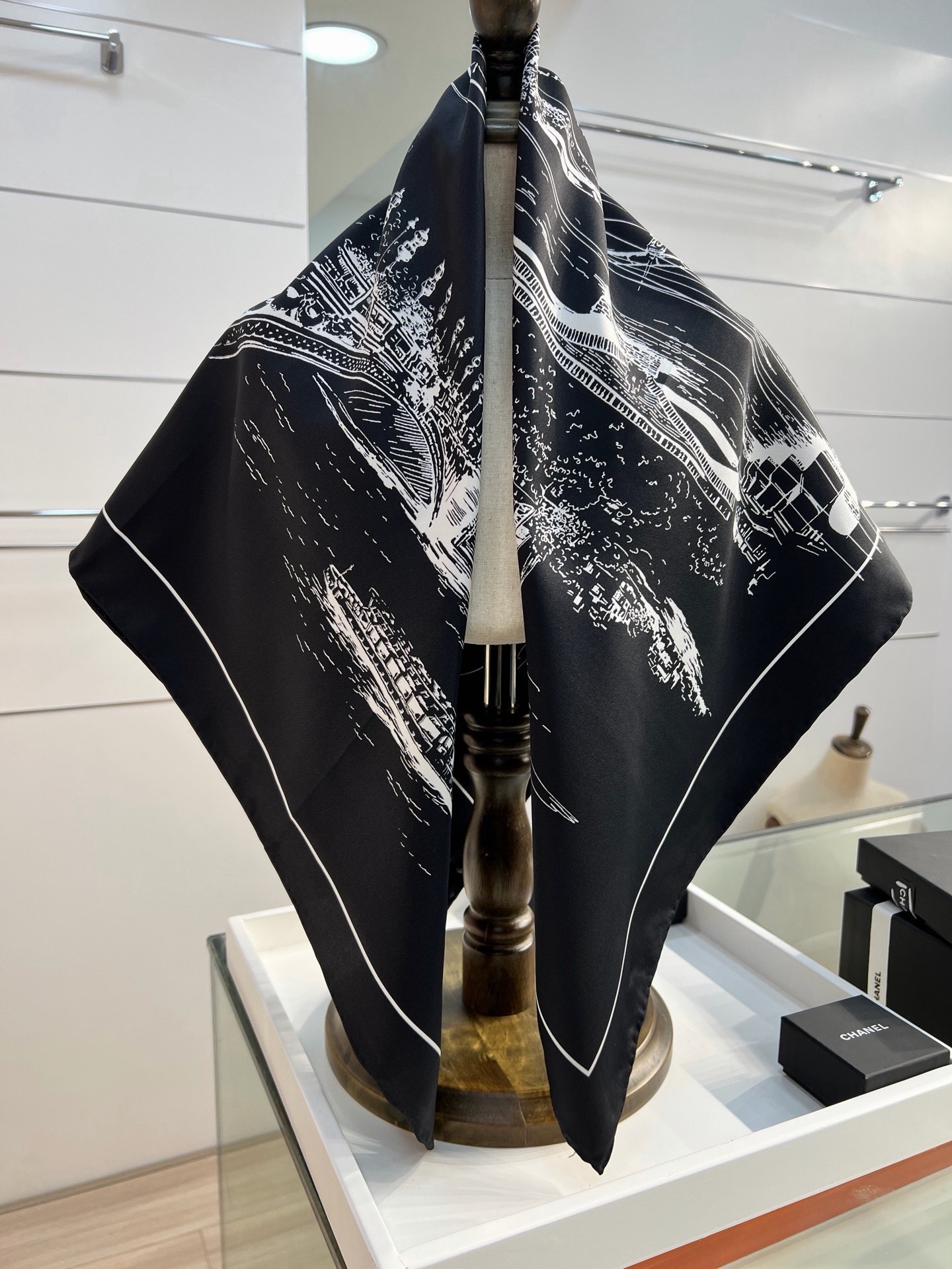 Dior 印花方巾 90 厘米白色桑蚕丝斜纹面料多色 十二星座系列图案 这款方巾饰以 十二星座系列 图案，呈现柔和的水彩