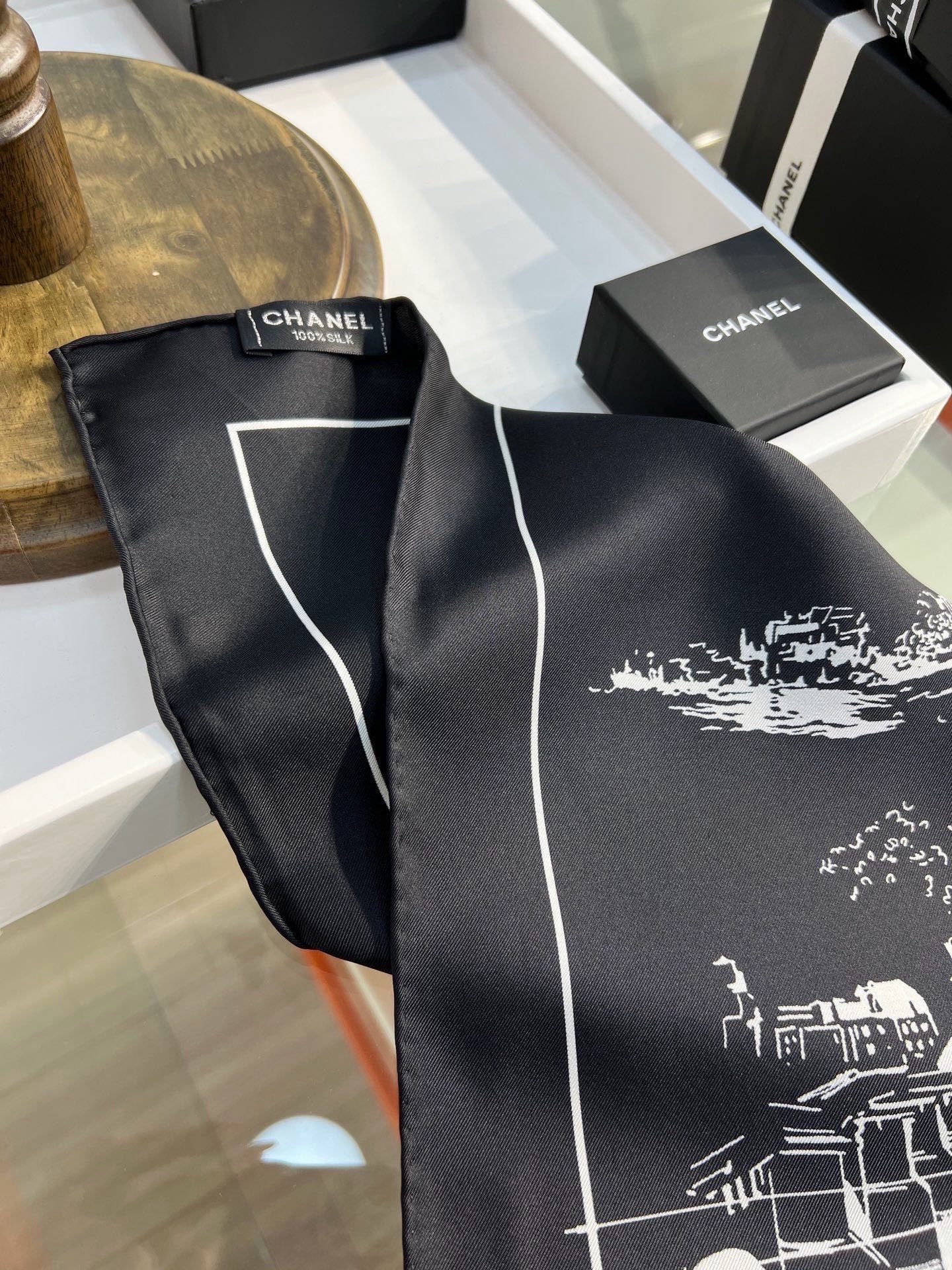 Dior 印花方巾 90 厘米白色桑蚕丝斜纹面料多色 十二星座系列图案 这款方巾饰以 十二星座系列 图案，呈现柔和的水彩
