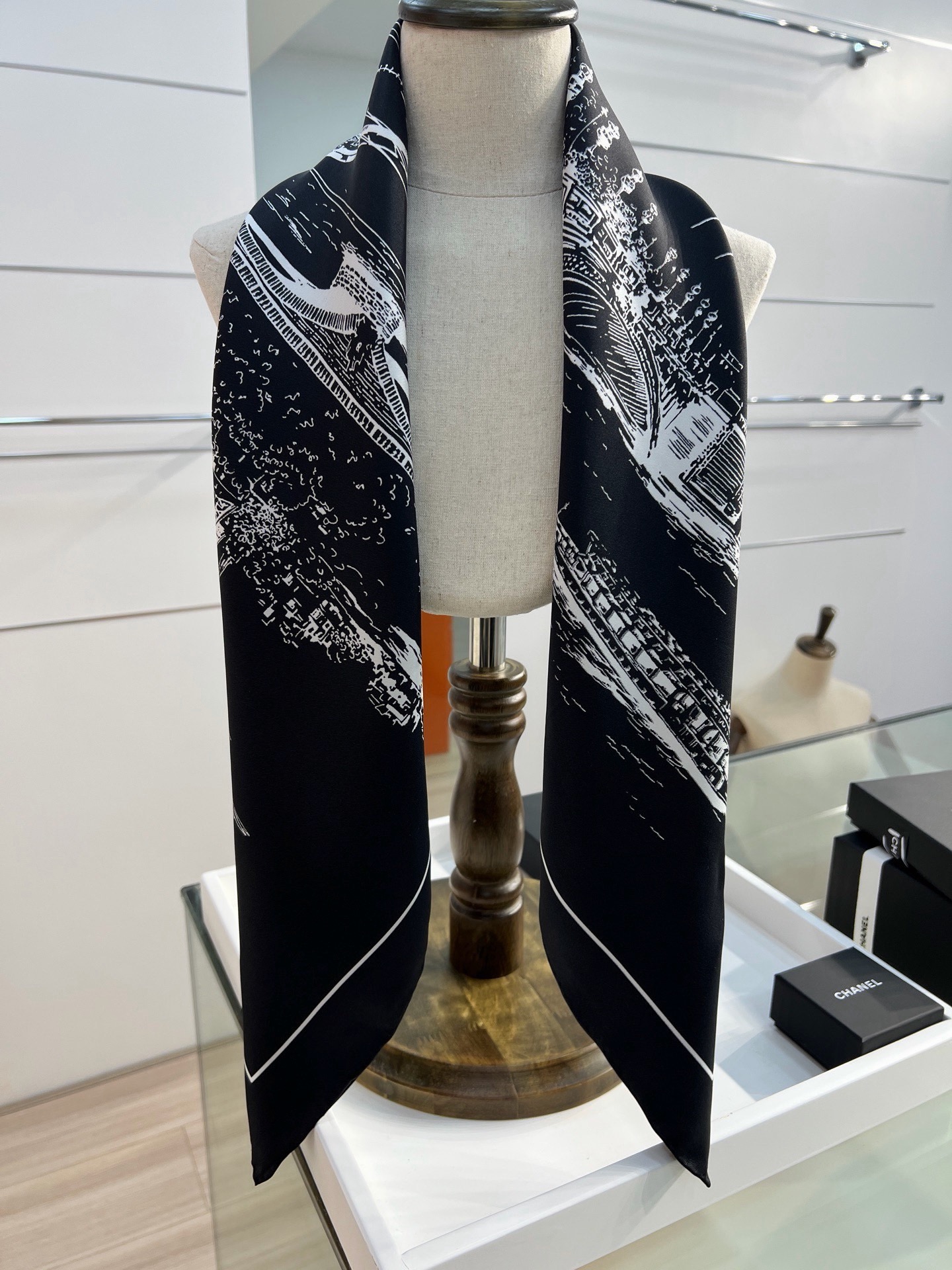 Dior 印花方巾 90 厘米白色桑蚕丝斜纹面料多色 十二星座系列图案 这款方巾饰以 十二星座系列 图案，呈现柔和的水彩