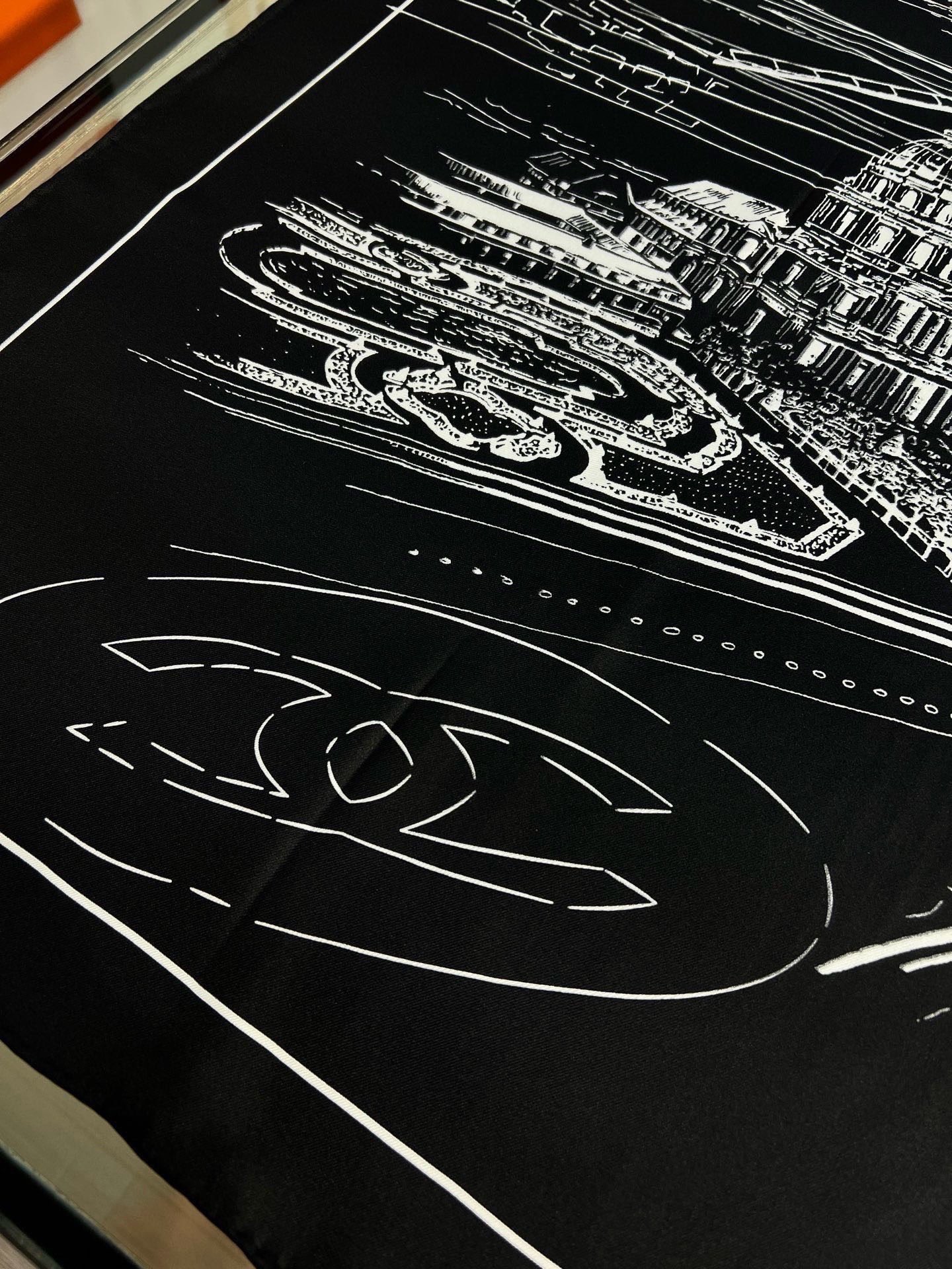 Dior 印花方巾 90 厘米白色桑蚕丝斜纹面料多色 十二星座系列图案 这款方巾饰以 十二星座系列 图案，呈现柔和的水彩