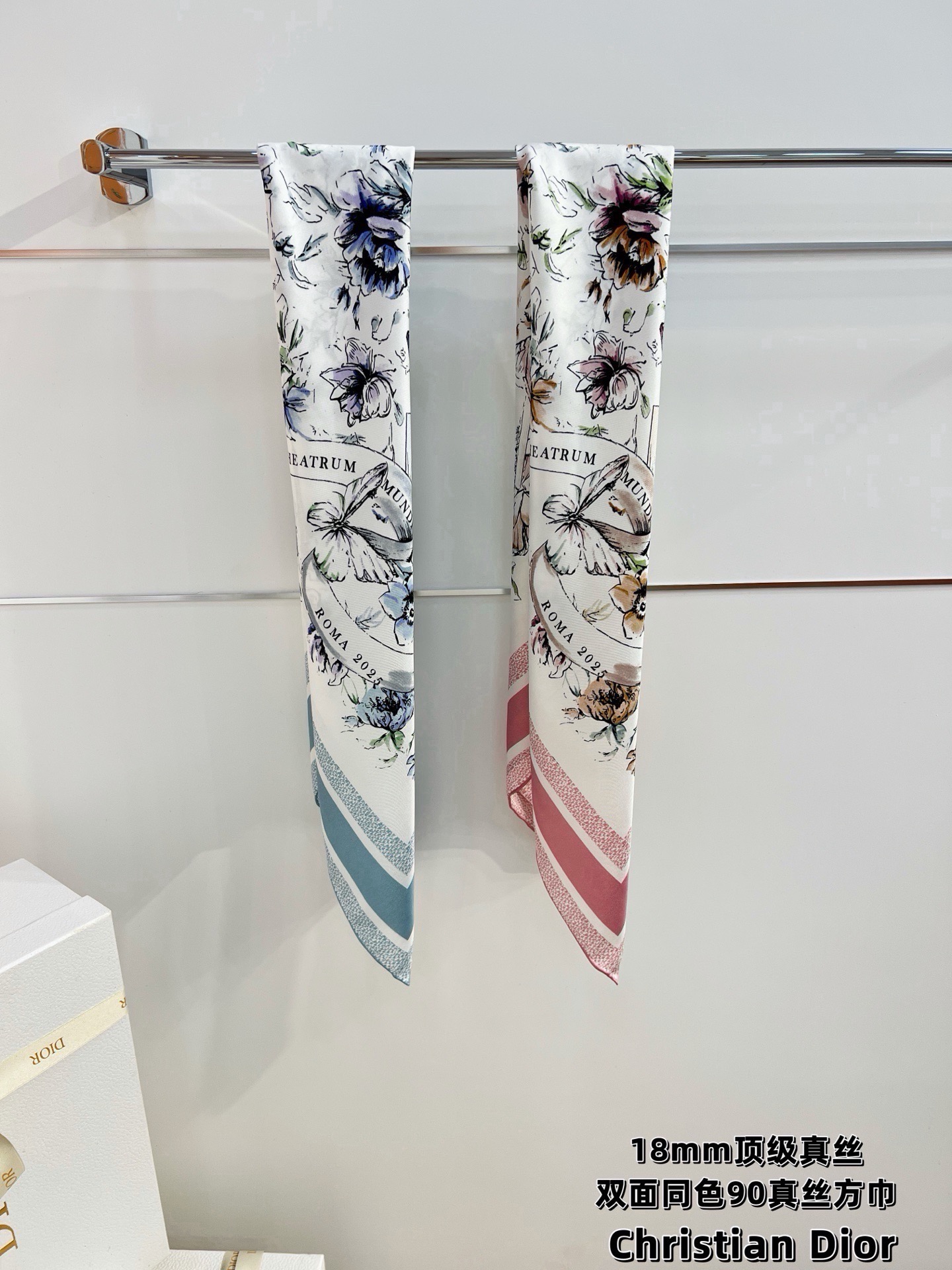Dior 双面印花方巾 90 厘米白色和蓝色桑蚕丝斜纹面料 Souvenir de Rome图案 这款方巾饰以彼得罗•鲁