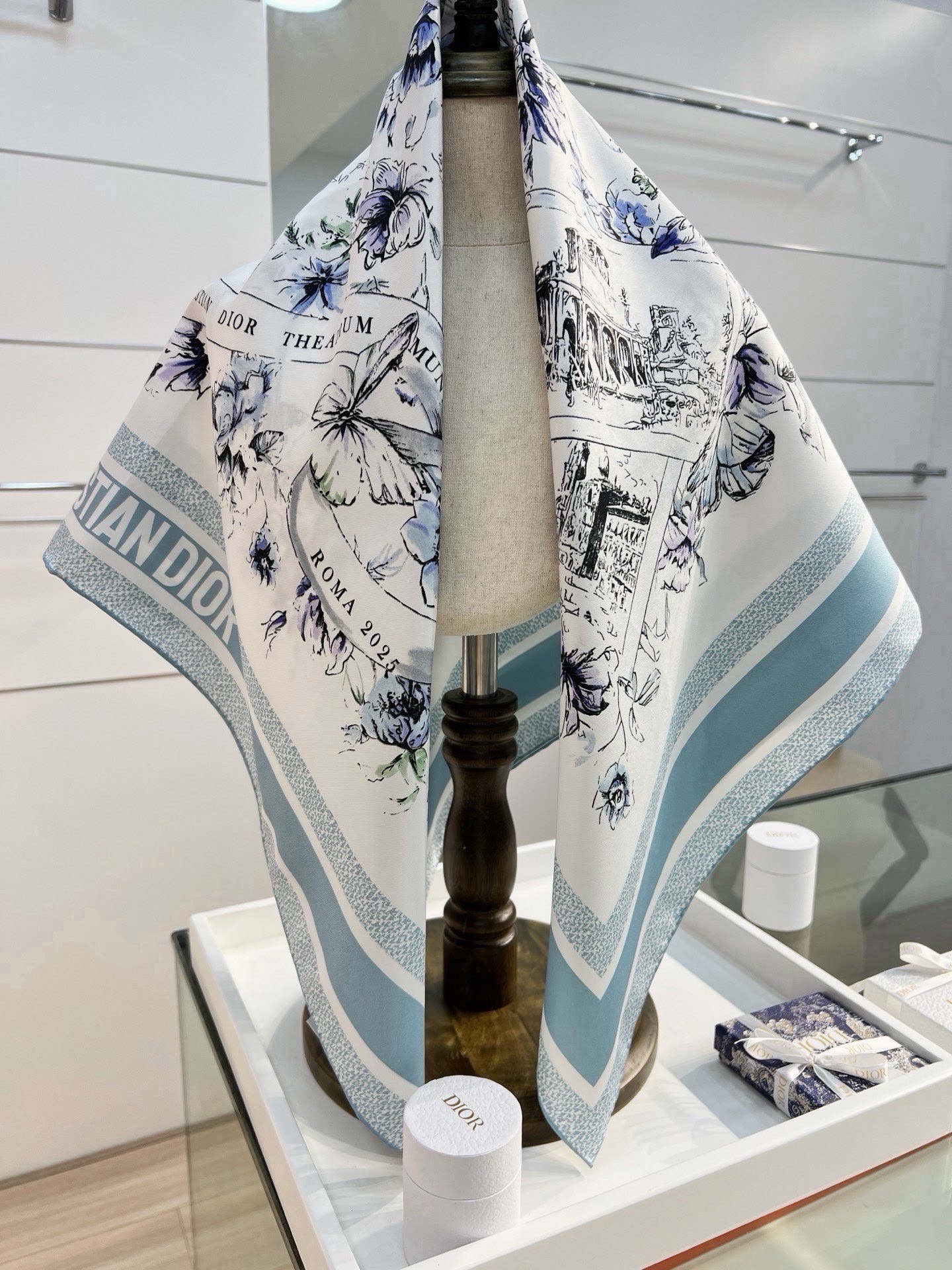 Dior 双面印花方巾 90 厘米白色和蓝色桑蚕丝斜纹面料 Souvenir de Rome图案 这款方巾饰以彼得罗•鲁
