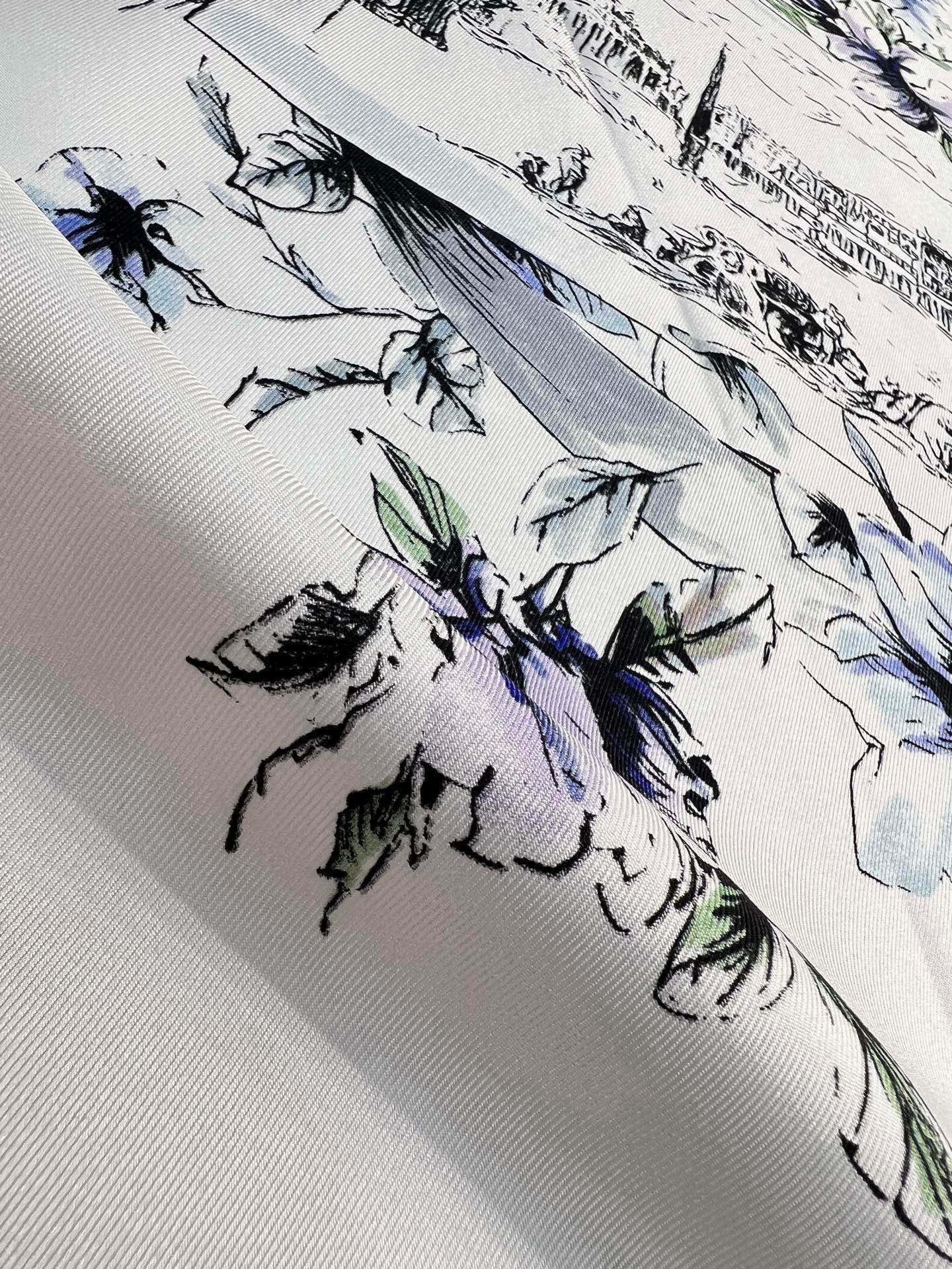 Dior 双面印花方巾 90 厘米白色和蓝色桑蚕丝斜纹面料 Souvenir de Rome图案 这款方巾饰以彼得罗•鲁
