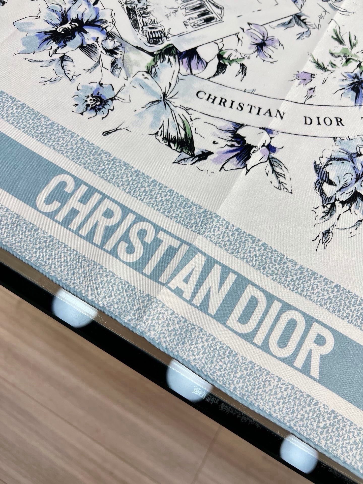 Dior 双面印花方巾 90 厘米白色和蓝色桑蚕丝斜纹面料 Souvenir de Rome图案 这款方巾饰以彼得罗•鲁