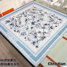 Dior 双面印花方巾 90 厘米白色和蓝色桑蚕丝斜纹面料 Souvenir de Rome图案 这款方巾饰以彼得罗•鲁 Dior 双面印花方巾 90 厘米白色和蓝色桑蚕丝斜纹面料 Souvenir de Rome图案 这款方巾饰以彼得罗•鲁
