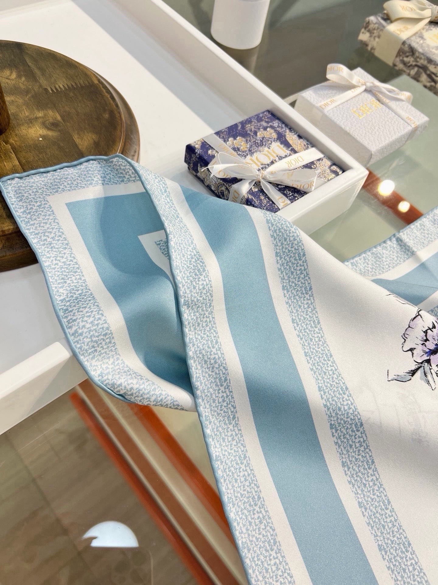 Dior 双面印花方巾 90 厘米白色和蓝色桑蚕丝斜纹面料 Souvenir de Rome图案 这款方巾饰以彼得罗•鲁