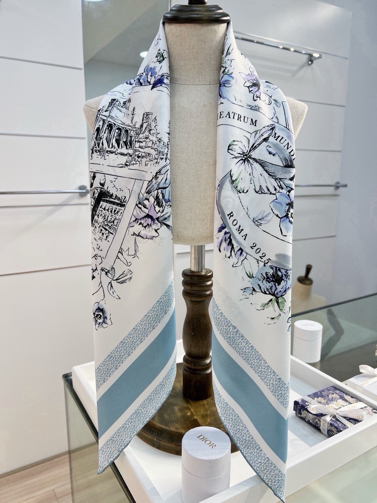 Dior 双面印花方巾 90 厘米白色和蓝色桑蚕丝斜纹面料 Souvenir de Rome图案 这款方巾饰以彼得罗•鲁