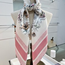 Dior 双面印花方巾 90 厘米白色和蓝色桑蚕丝斜纹面料 Souvenir de Rome图案 这款方巾饰以彼得罗•鲁 Dior 双面印花方巾 90 厘米白色和蓝色桑蚕丝斜纹面料 Souvenir de Rome图案 这款方巾饰以彼得罗•鲁
