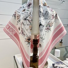 Dior 双面印花方巾 90 厘米白色和蓝色桑蚕丝斜纹面料 Souvenir de Rome图案 这款方巾饰以彼得罗•鲁 Dior 双面印花方巾 90 厘米白色和蓝色桑蚕丝斜纹面料 Souvenir de Rome图案 这款方巾饰以彼得罗•鲁