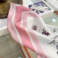 Dior 双面印花方巾 90 厘米白色和蓝色桑蚕丝斜纹面料 Souvenir de Rome图案 这款方巾饰以彼得罗•鲁 Dior 双面印花方巾 90 厘米白色和蓝色桑蚕丝斜纹面料 Souvenir de Rome图案 这款方巾饰以彼得罗•鲁