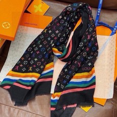 又时髦又百搭!LV新款老花长巾】提升气质和品味的好单品!!四季必备!!真的无敌实用!!Lv难得的羊绒长巾,!!面料手感真 又时髦又百搭!LV新款老花长巾】提升气质和品味的好单品!!四季必备!!真的无敌实用!!Lv难得的羊绒长巾,!!面料手感真