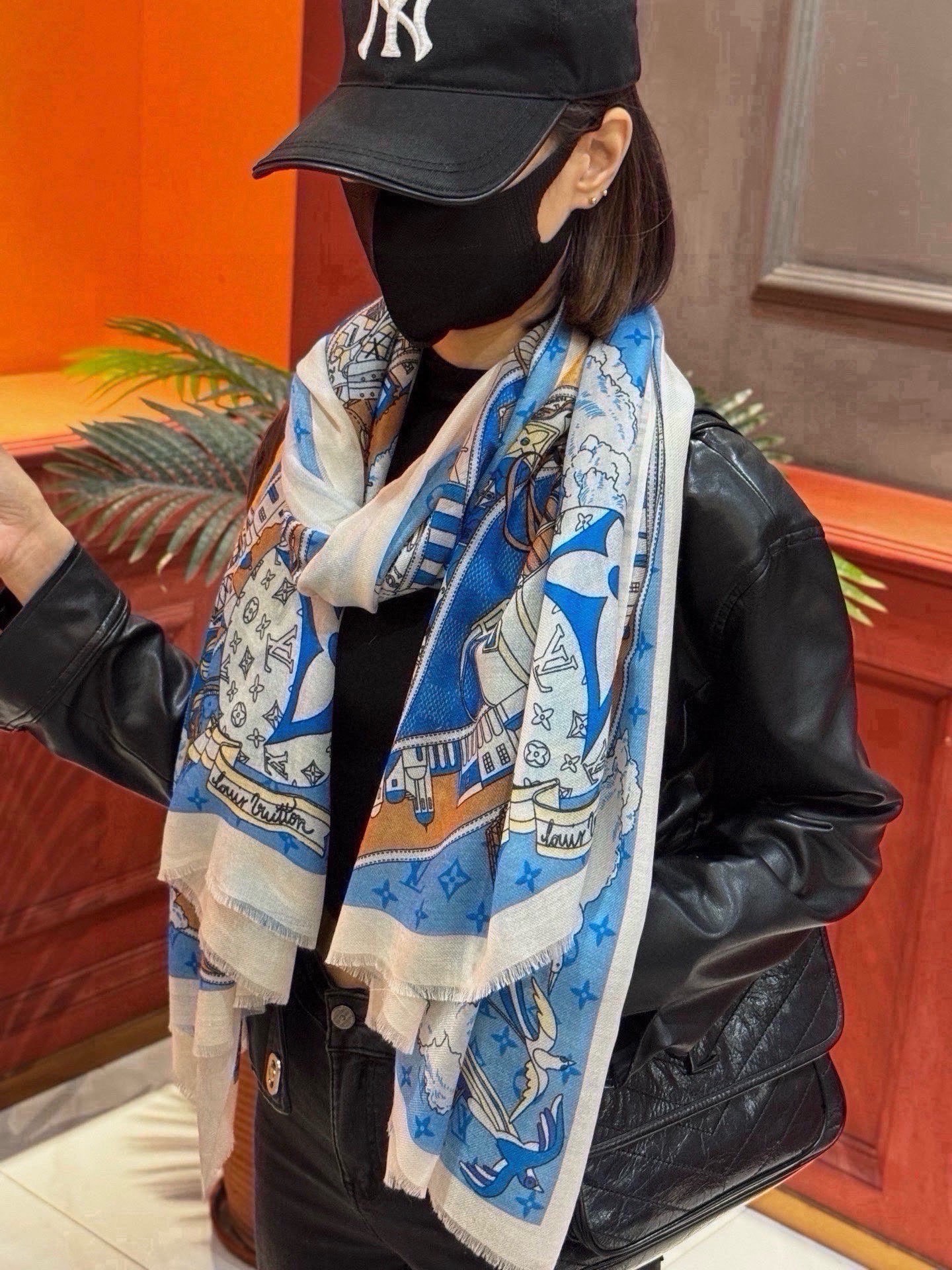 又时髦又百搭！LV新款老花长巾】提升气质和品味的好单品！！四季必备！！真的无敌实用！！Lv难得的羊绒长巾，！！面料手感真