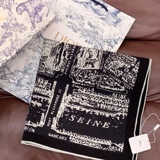 Dior ❤【️巴黎地图】140*140 双面同色丝绒方巾🉐️LAN DE 价🉐️ARIS 巴黎地图 这款方巾饰以本季经 Dior ❤【️巴黎地图】140*140 双面同色丝绒方巾🉐️LAN DE 价🉐️ARIS 巴黎地图 这款方巾饰以本季经