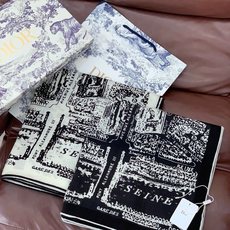 Dior ❤【️巴黎地图】140*140 双面同色丝绒方巾🉐️LAN DE 价🉐️ARIS 巴黎地图 这款方巾饰以本季经 Dior ❤【️巴黎地图】140*140 双面同色丝绒方巾🉐️LAN DE 价🉐️ARIS 巴黎地图 这款方巾饰以本季经