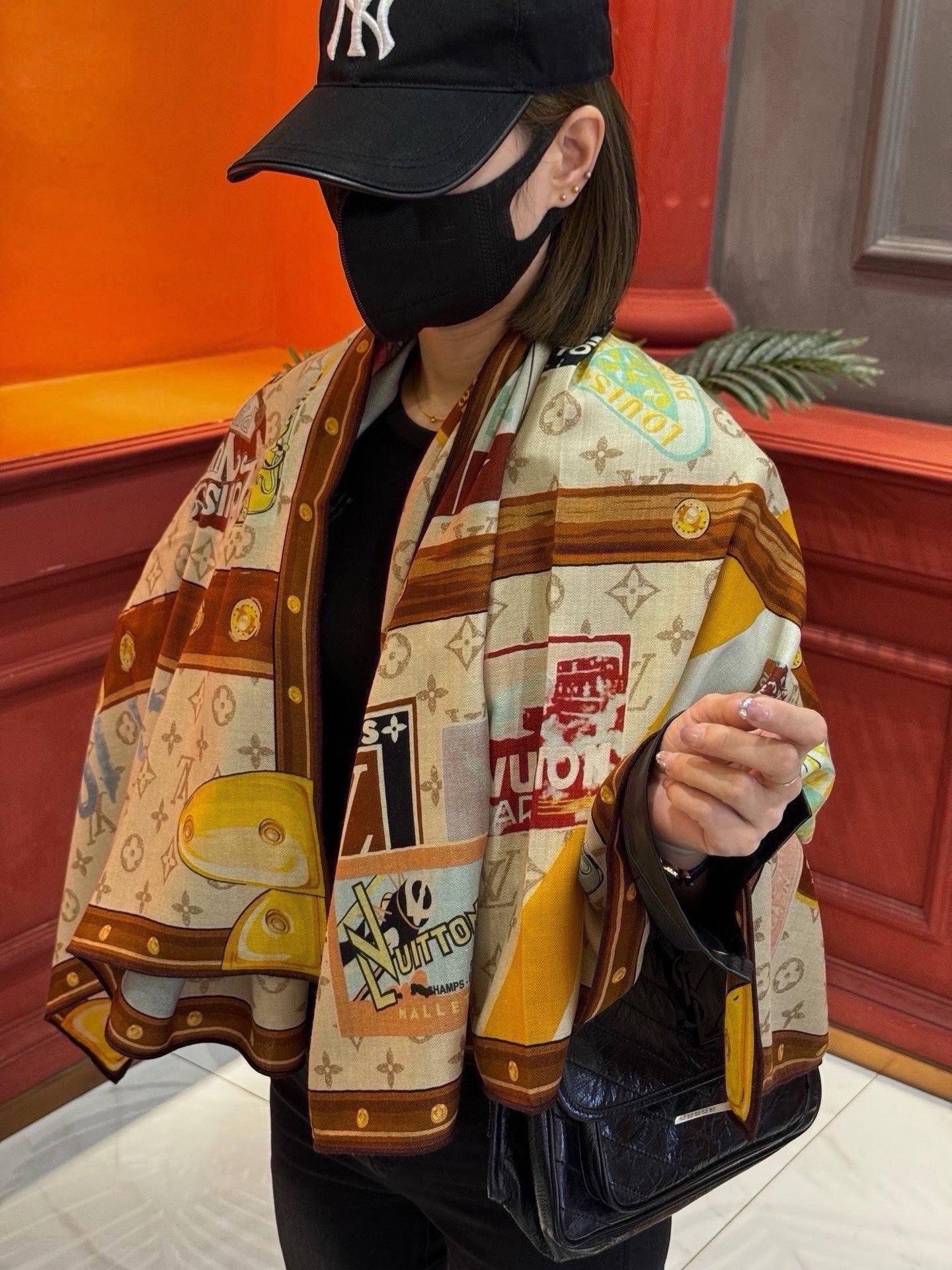 【LV】上新❤️ 路易威登 一款值得品细节的高货 抠细节,从一个小块的配色去打败市场货 140方巾 二个配色 欢迎对 【LV】上新❤️ 路易威登 一款值得品细节的高货 抠细节,从一个小块的配色去打败市场货 140方巾 二个配色 欢迎对