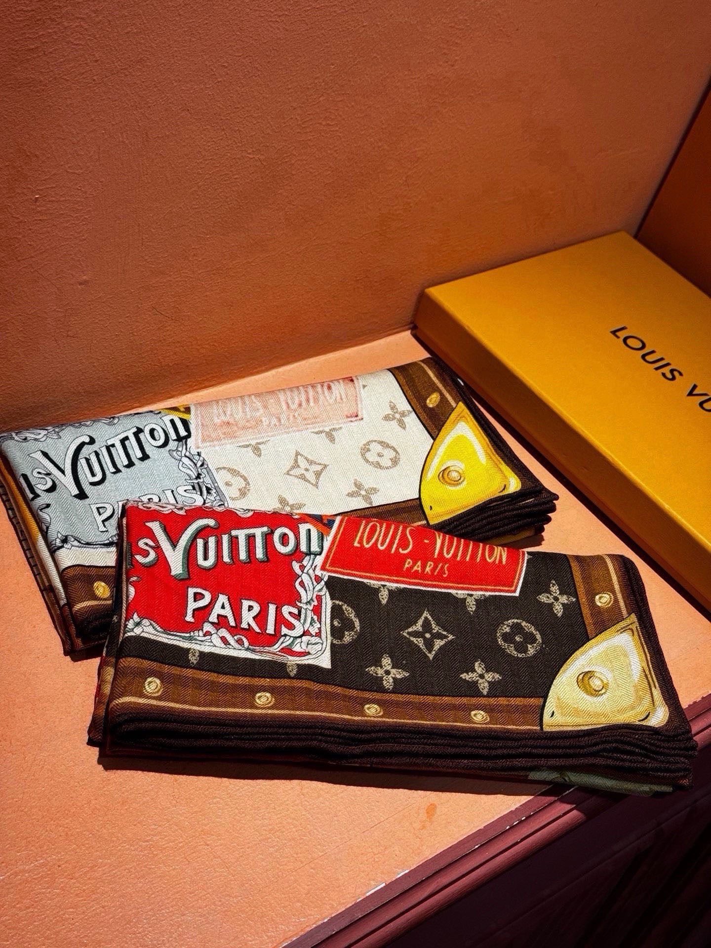 【LV】上新❤️  路易威登 一款值得品细节的高货 抠细节，从一个小块的配色去打败市场货 140方巾 二个配色  欢迎对