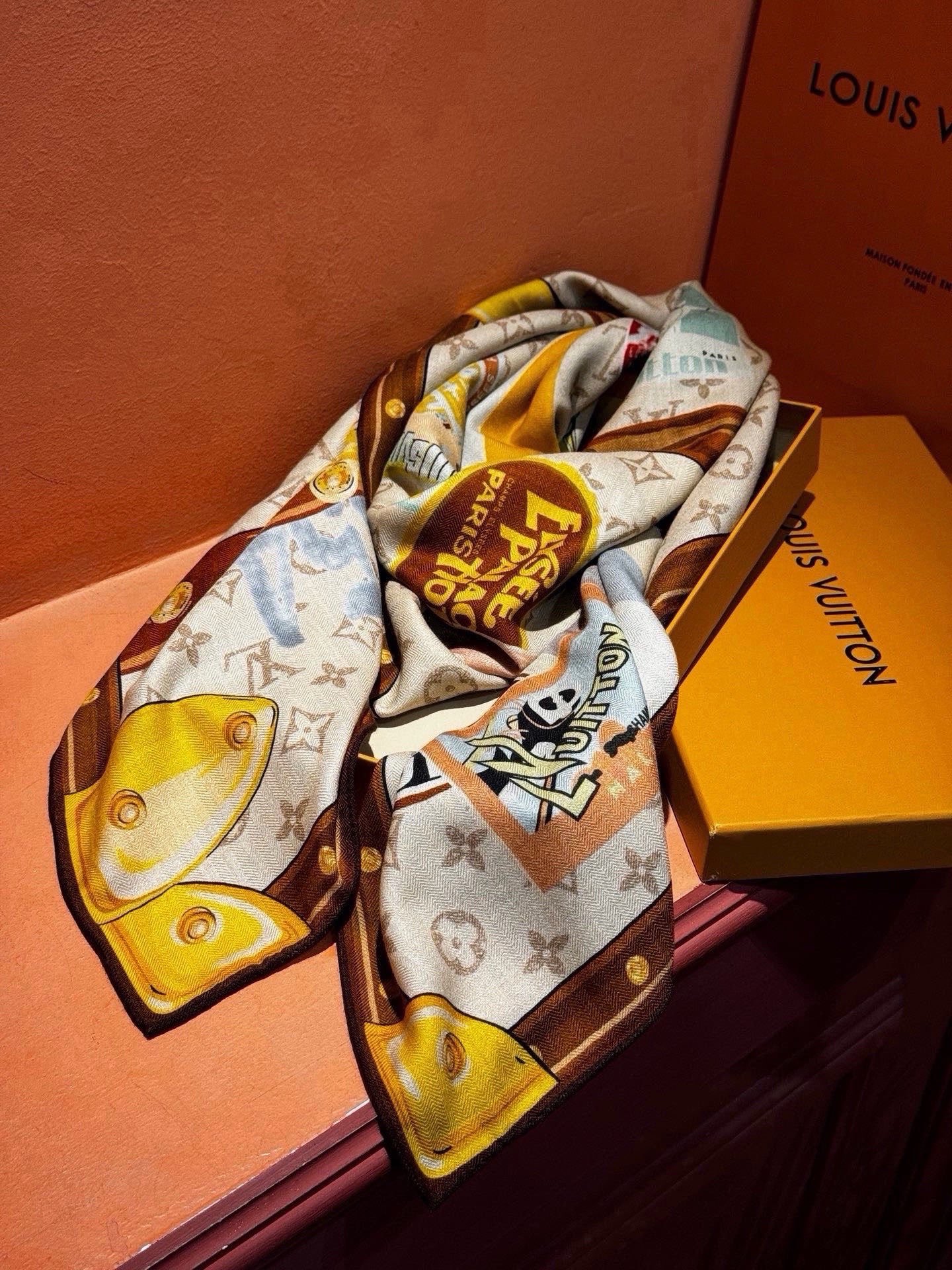 【LV】上新❤️  路易威登 一款值得品细节的高货 抠细节，从一个小块的配色去打败市场货 140方巾 二个配色  欢迎对