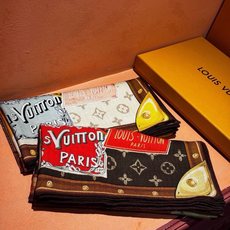 【LV】上新❤️ 路易威登 一款值得品细节的高货 抠细节,从一个小块的配色去打败市场货 140方巾 二个配色 欢迎对 【LV】上新❤️ 路易威登 一款值得品细节的高货 抠细节,从一个小块的配色去打败市场货 140方巾 二个配色 欢迎对