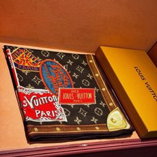 【LV】上新❤️ 路易威登 一款值得品细节的高货 抠细节,从一个小块的配色去打败市场货 140方巾 二个配色 欢迎对 【LV】上新❤️ 路易威登 一款值得品细节的高货 抠细节,从一个小块的配色去打败市场货 140方巾 二个配色 欢迎对