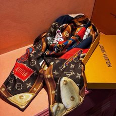 【LV】上新❤️ 路易威登 一款值得品细节的高货 抠细节,从一个小块的配色去打败市场货 140方巾 二个配色 欢迎对 【LV】上新❤️ 路易威登 一款值得品细节的高货 抠细节,从一个小块的配色去打败市场货 140方巾 二个配色 欢迎对