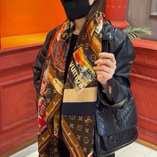 【LV】上新❤️ 路易威登 一款值得品细节的高货 抠细节,从一个小块的配色去打败市场货 140方巾 二个配色 欢迎对 【LV】上新❤️ 路易威登 一款值得品细节的高货 抠细节,从一个小块的配色去打败市场货 140方巾 二个配色 欢迎对