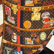 【LV】上新❤️ 路易威登 一款值得品细节的高货 抠细节,从一个小块的配色去打败市场货 140方巾 二个配色 欢迎对 【LV】上新❤️ 路易威登 一款值得品细节的高货 抠细节,从一个小块的配色去打败市场货 140方巾 二个配色 欢迎对