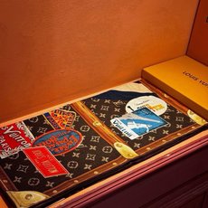 【LV】上新❤️ 路易威登 一款值得品细节的高货 抠细节,从一个小块的配色去打败市场货 140方巾 二个配色 欢迎对 【LV】上新❤️ 路易威登 一款值得品细节的高货 抠细节,从一个小块的配色去打败市场货 140方巾 二个配色 欢迎对